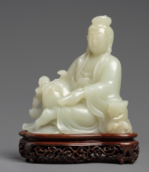 Скульптура сидящей Бодхисаттвы Гуаньинь с мальчиком