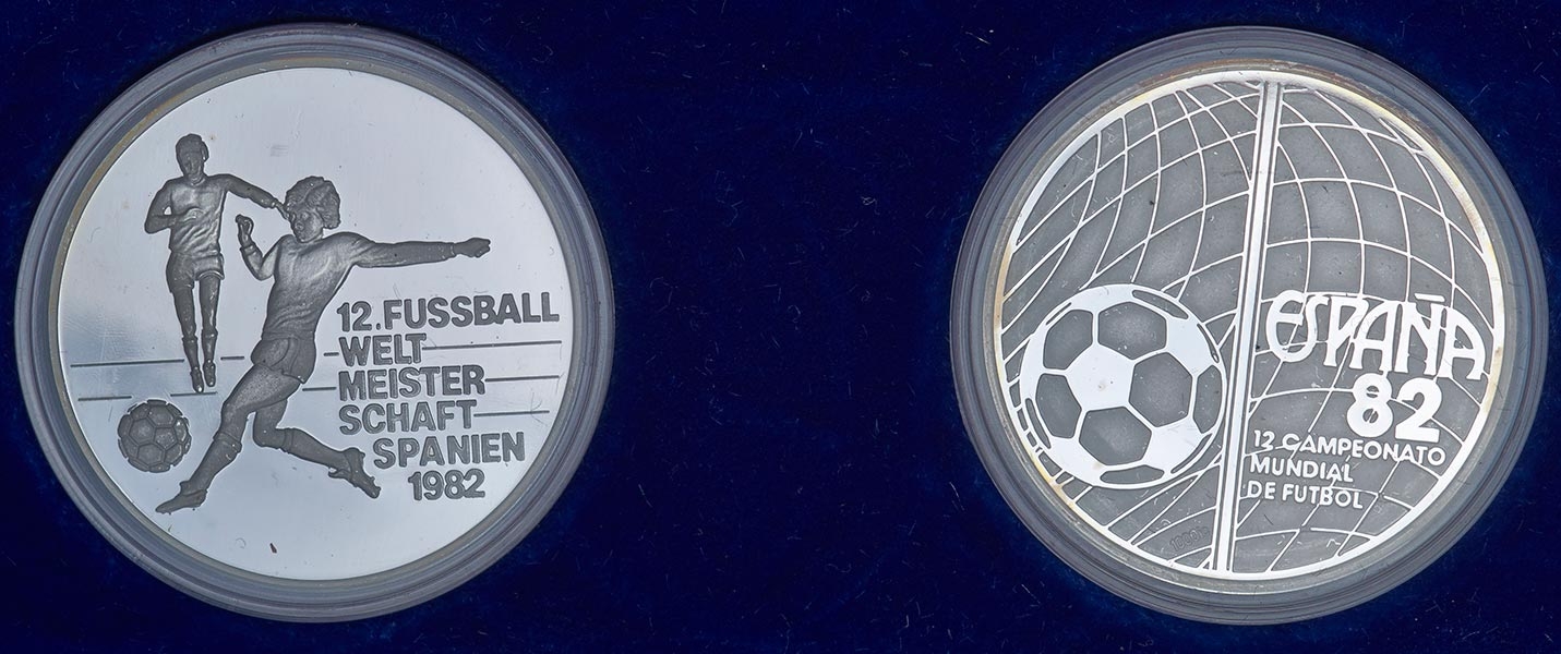Набор из 2-х медалей "Чемпионат мира по футболу 1982" в п/у (Германия)