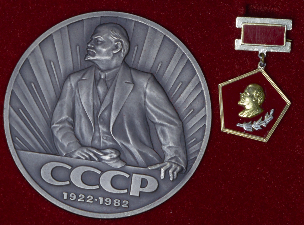 Медаль в наборе со значком "60 лет образования СССР" 1982